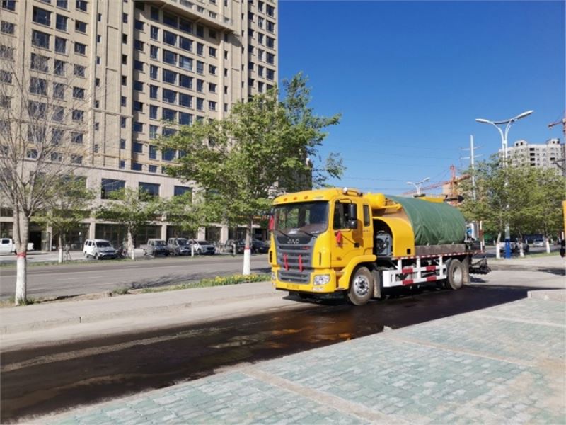 瀝青灑布車博爾塔拉LS小區(qū)內施工現(xiàn)場